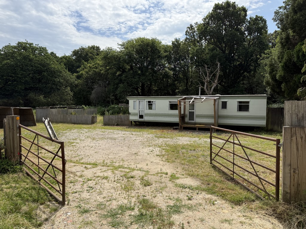 Lot: 68 - MIXED USE SITE WITH PLANNING COMPRISING TEN ACRES ADJACENT GATWICK AIRPORT - Gated compound with static caravan